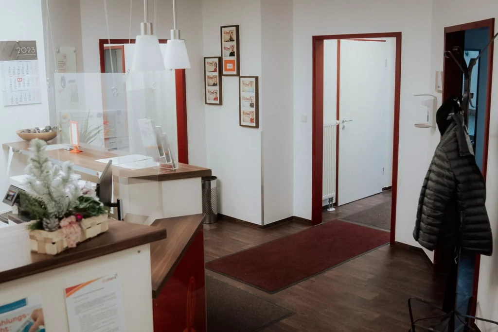 Behandlungsraum Mobinova Springe – moderne Praxis