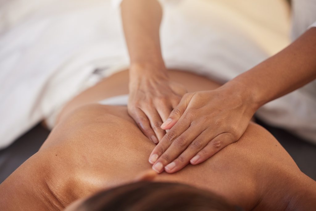 Vergleichstabelle zwischen passiver klassischer Massagetherapie (KMT) und aktiver Krankengymnastik (KG) zur Schmerzlinderung.