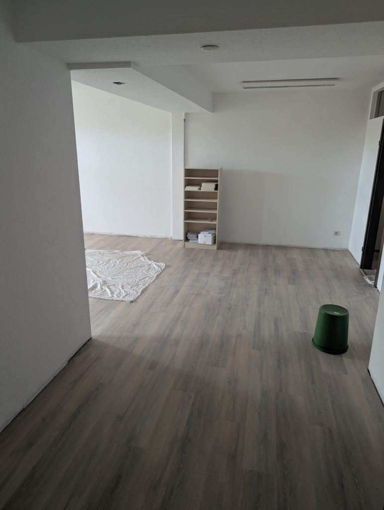Umbau der Praxis Bad Nenndorf: Raum mit Regal und Abdeckungen