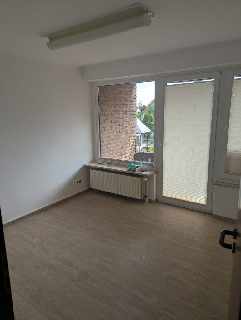 Umbau der Praxis Bad Nenndorf: Behandlungsraum mit Fensterblick