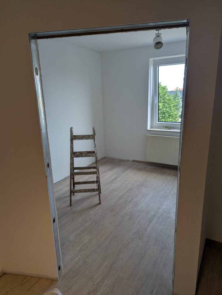 Umbau der Praxis Bad Nenndorf: Raum mit Leiter am Fenster