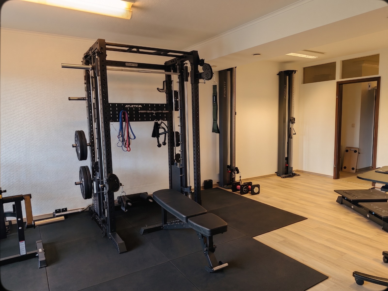 Krankengymnastik am Ger&auml;t im Trainingsraum der Praxis Bad Nenndorf